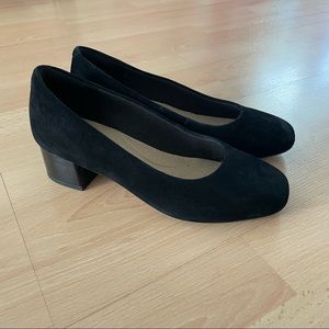 Clarks black suede pumps in 7 wide